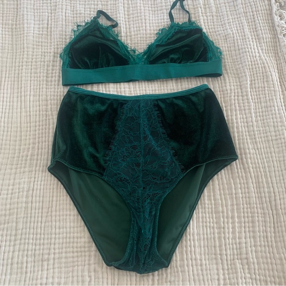 Emerald Velvet & Lace Lingerie Set - Picture 4 of 7